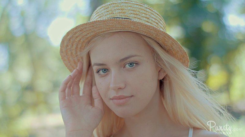 Эля, 22